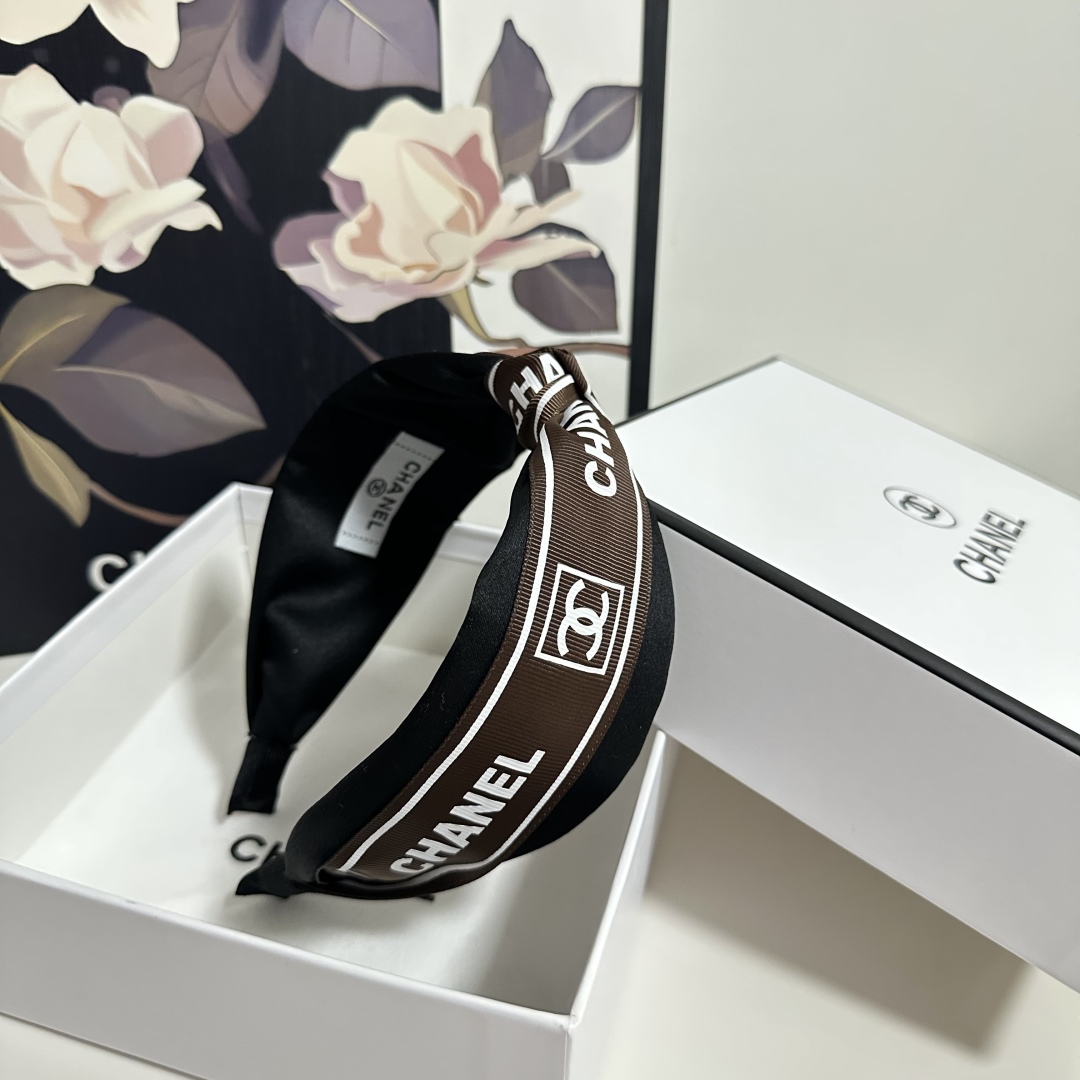  配专柜包装
Chanel（香奈儿）最新发箍
小仙女快入手
特殊材质 不嘞头
可盐可甜～