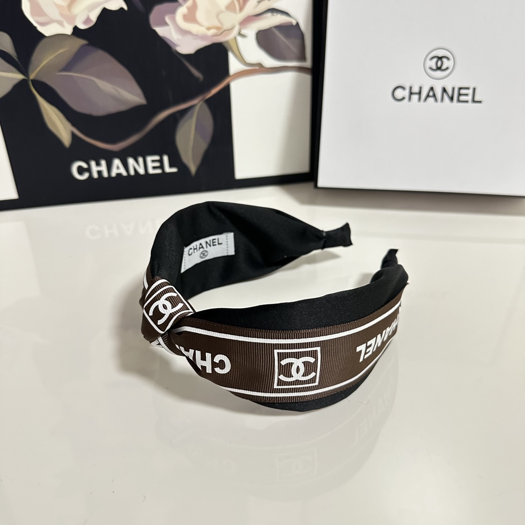  配专柜包装
Chanel（香奈儿）最新发箍
小仙女快入手
特殊材质 不嘞头
可盐可甜～