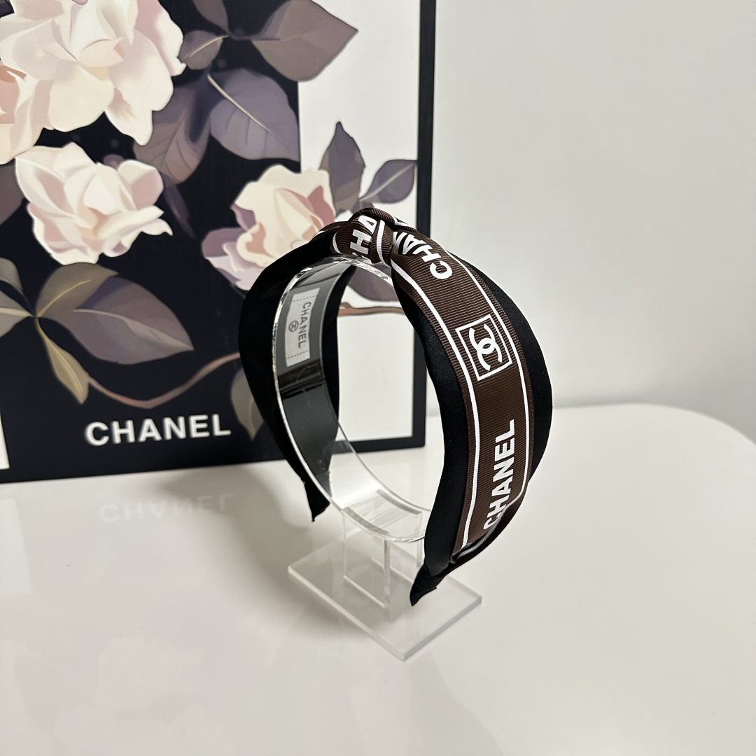  配专柜包装
Chanel（香奈儿）最新发箍
小仙女快入手
特殊材质 不嘞头
可盐可甜～
