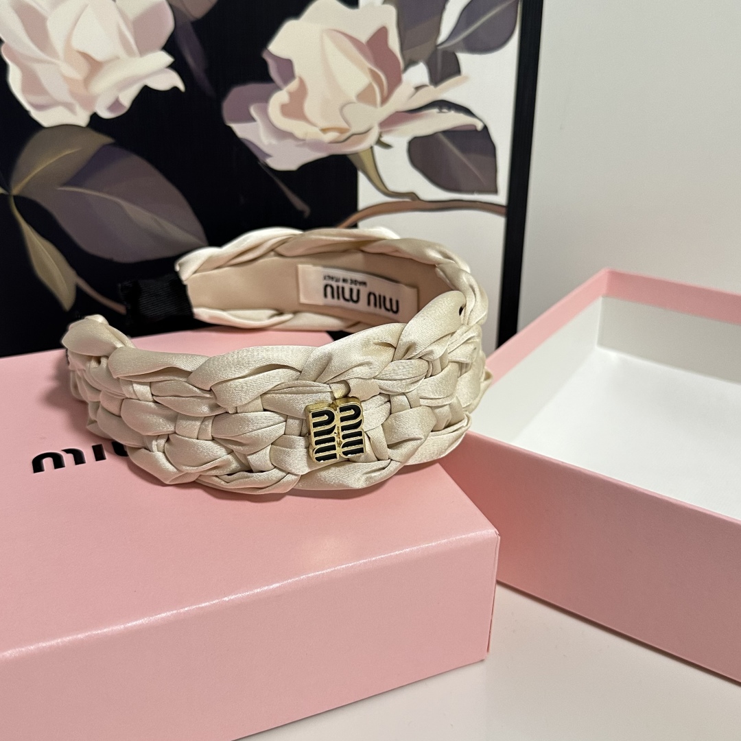  配专柜包装
MiuMiu（缪缪）最新发箍
小仙女快入手
特殊材质 不嘞头
可盐可甜～