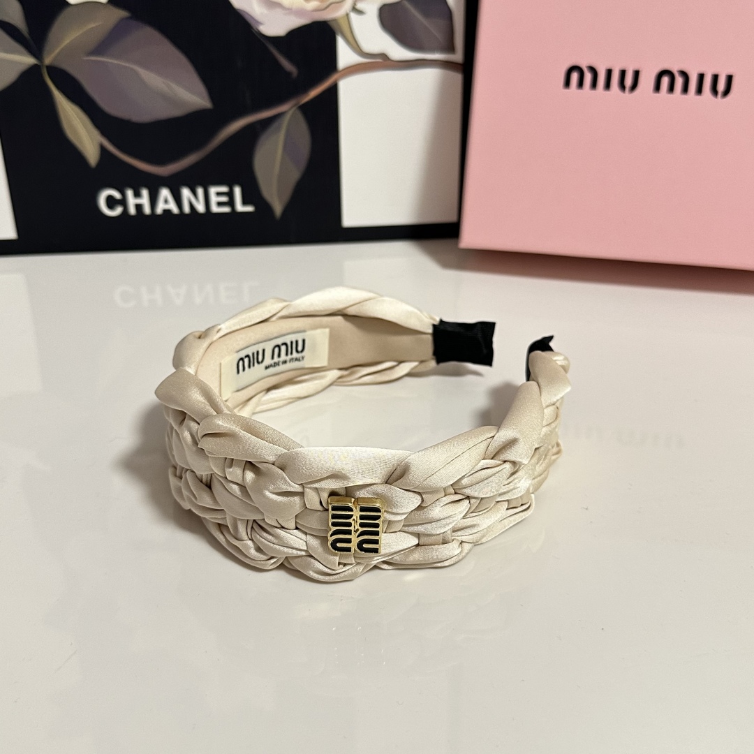  配专柜包装
MiuMiu（缪缪）最新发箍
小仙女快入手
特殊材质 不嘞头
可盐可甜～