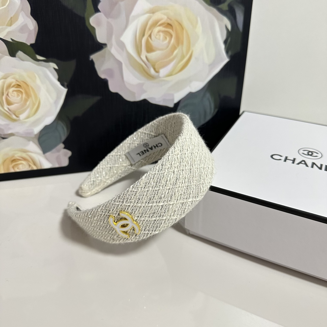  配专柜包装
Chanel（香奈儿）最新发箍
小仙女快入手
特殊材质 不嘞头
可盐可甜～