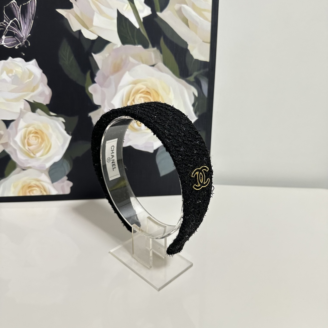  配专柜包装
Chanel（香奈儿）最新发箍
小仙女快入手
特殊材质 不嘞头
可盐可甜～
