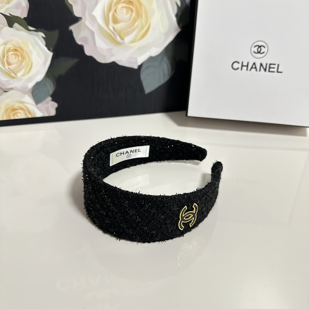  配专柜包装
Chanel（香奈儿）最新发箍
小仙女快入手
特殊材质 不嘞头
可盐可甜～