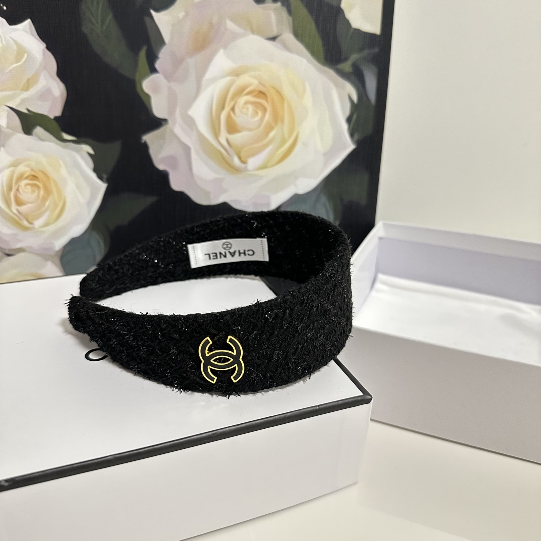  配专柜包装
Chanel（香奈儿）最新发箍
小仙女快入手
特殊材质 不嘞头
可盐可甜～