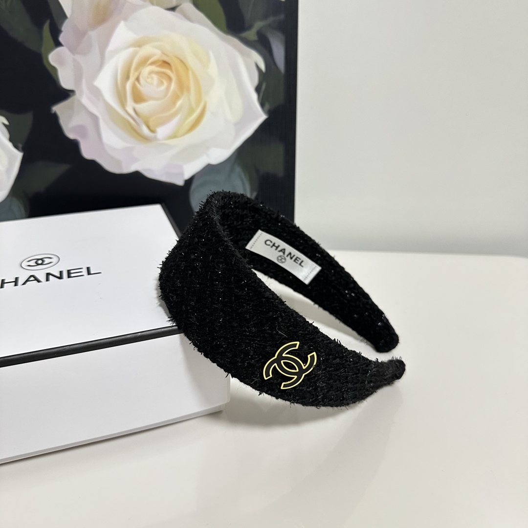  配专柜包装
Chanel（香奈儿）最新发箍
小仙女快入手
特殊材质 不嘞头
可盐可甜～