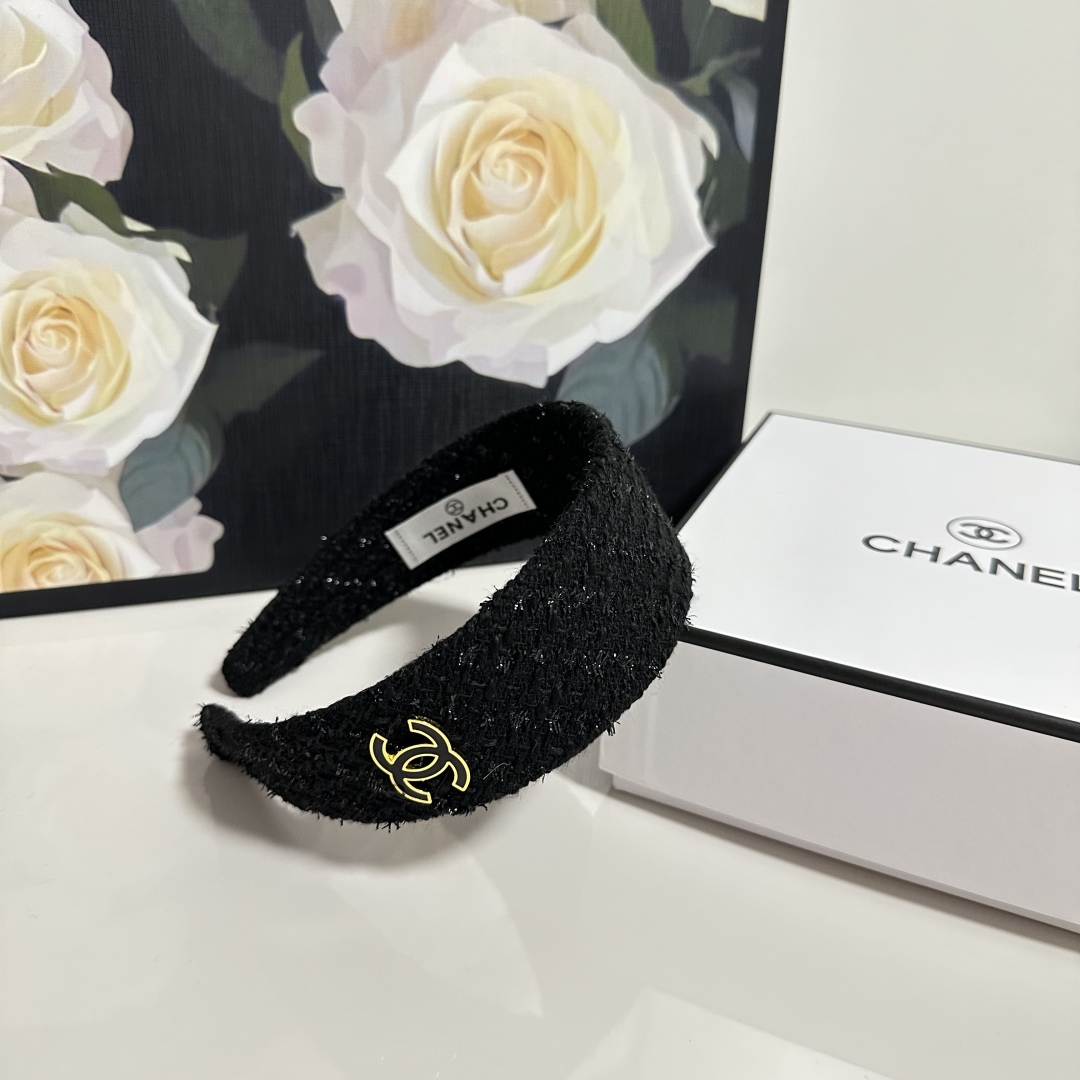  配专柜包装
Chanel（香奈儿）最新发箍
小仙女快入手
特殊材质 不嘞头
可盐可甜～