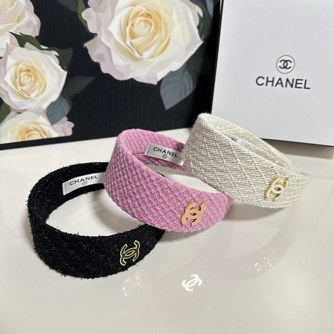  配专柜包装
Chanel（香奈儿）最新发箍
小仙女快入手
特殊材质 不嘞头
可盐可甜～