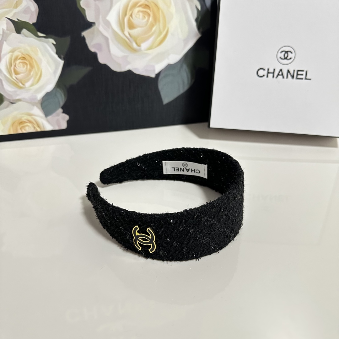  配专柜包装
Chanel（香奈儿）最新发箍
小仙女快入手
特殊材质 不嘞头
可盐可甜～