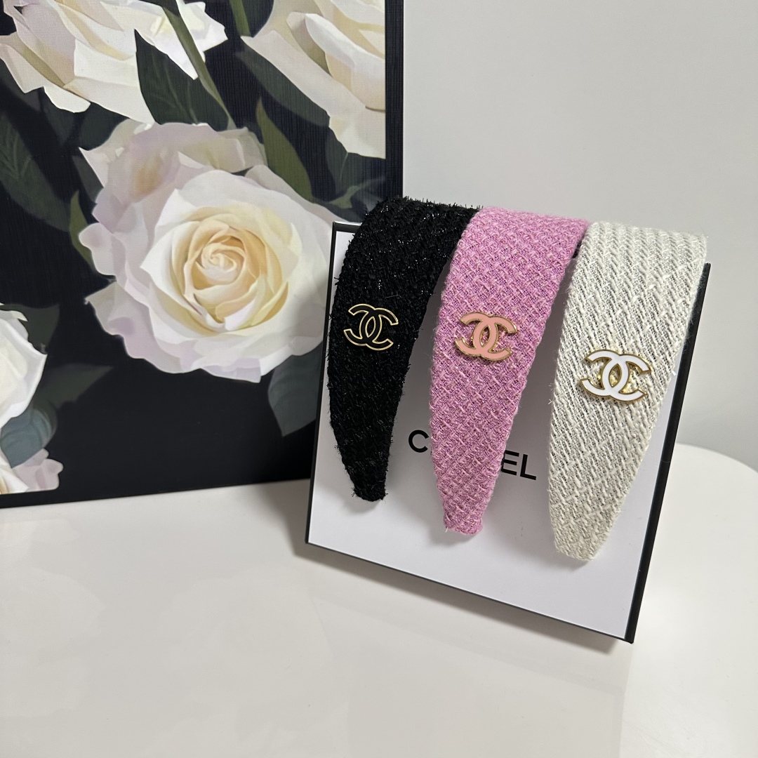  配专柜包装
Chanel（香奈儿）最新发箍
小仙女快入手
特殊材质 不嘞头
可盐可甜～