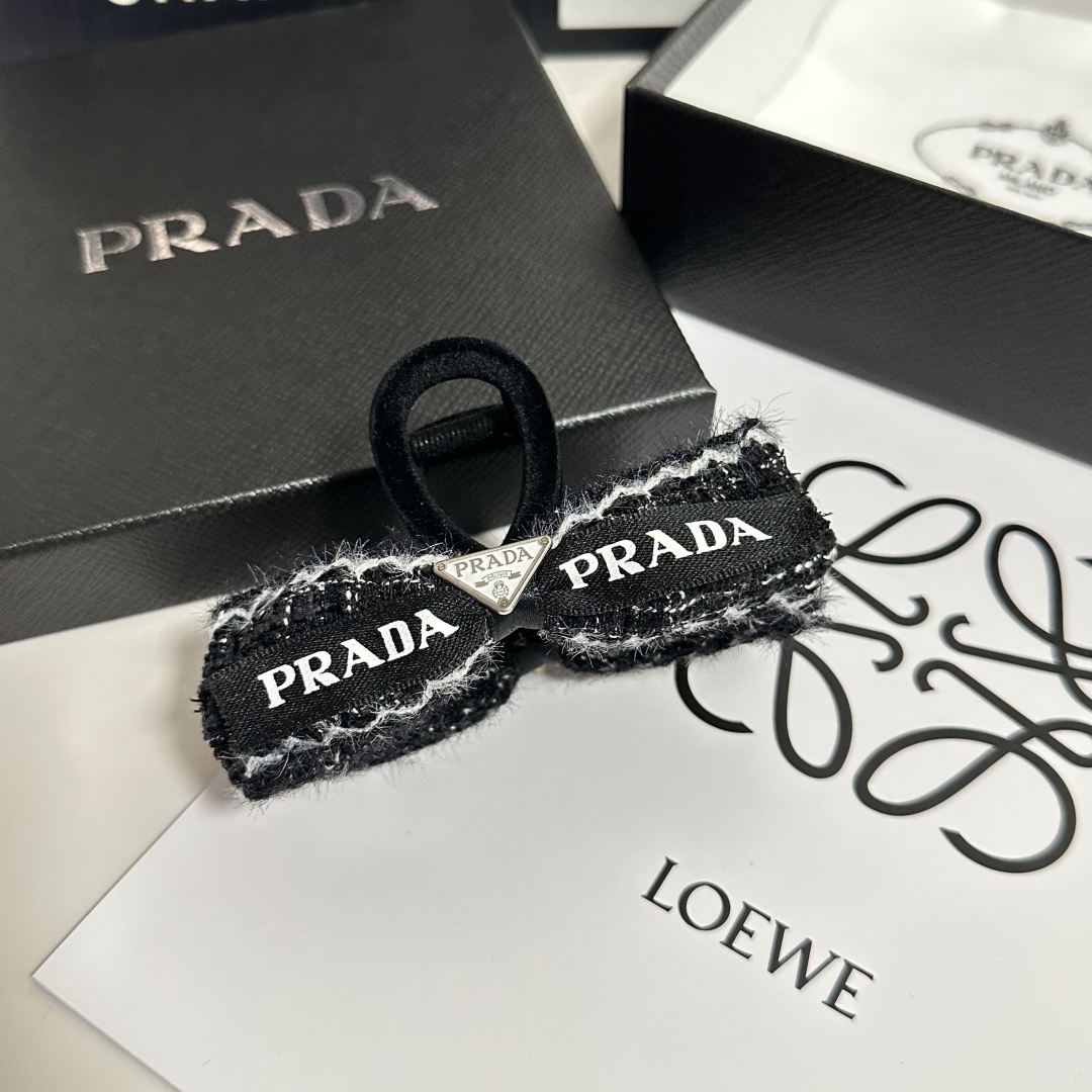 （单个）配专柜包装 
Prada（普拉达）最新爆款来啦✨💫
中古vintage复古五金抓夹
优雅的gir