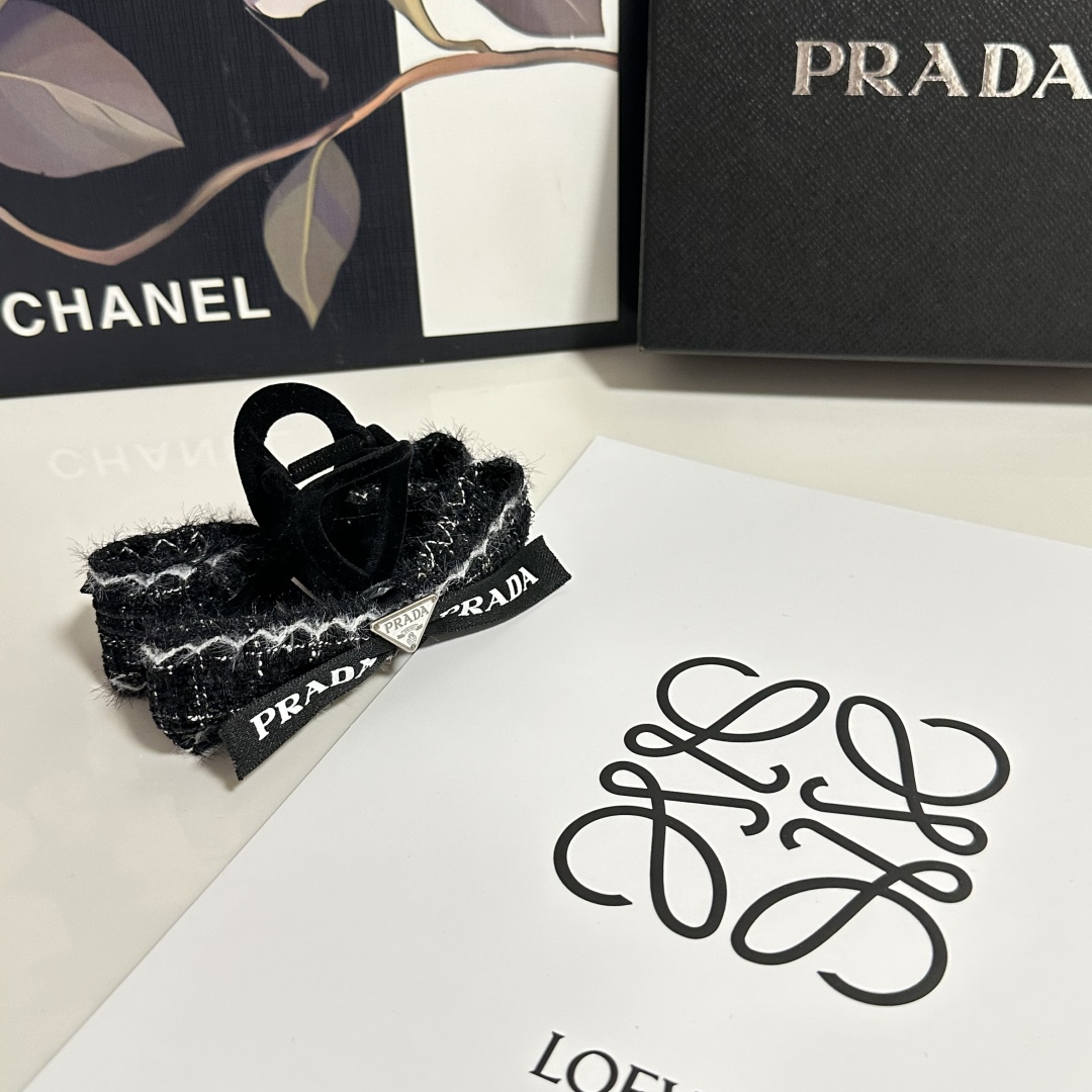 （单个）配专柜包装 
Prada（普拉达）最新爆款来啦✨💫
中古vintage复古五金抓夹
优雅的gir