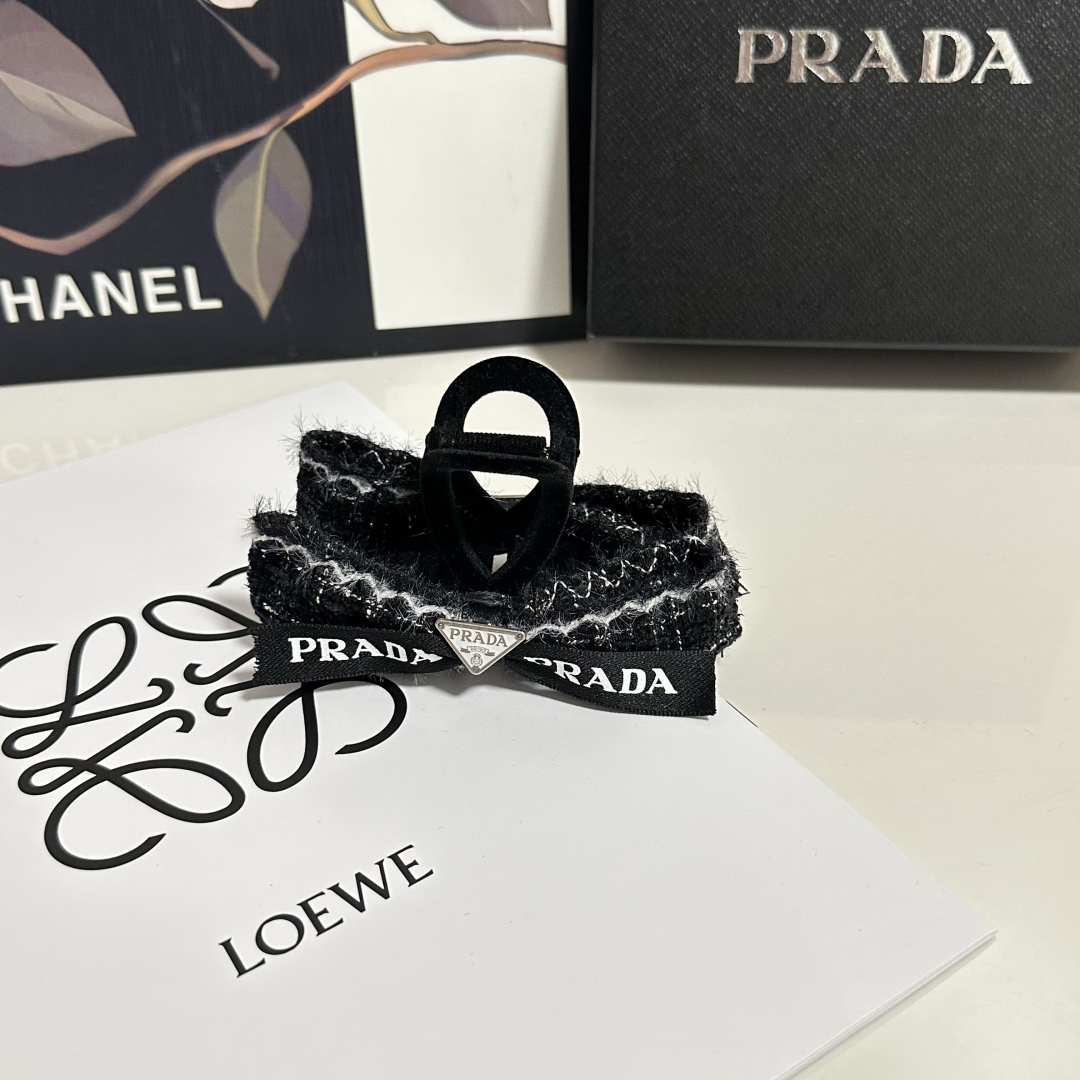 （单个）配专柜包装 
Prada（普拉达）最新爆款来啦✨💫
中古vintage复古五金抓夹
优雅的gir