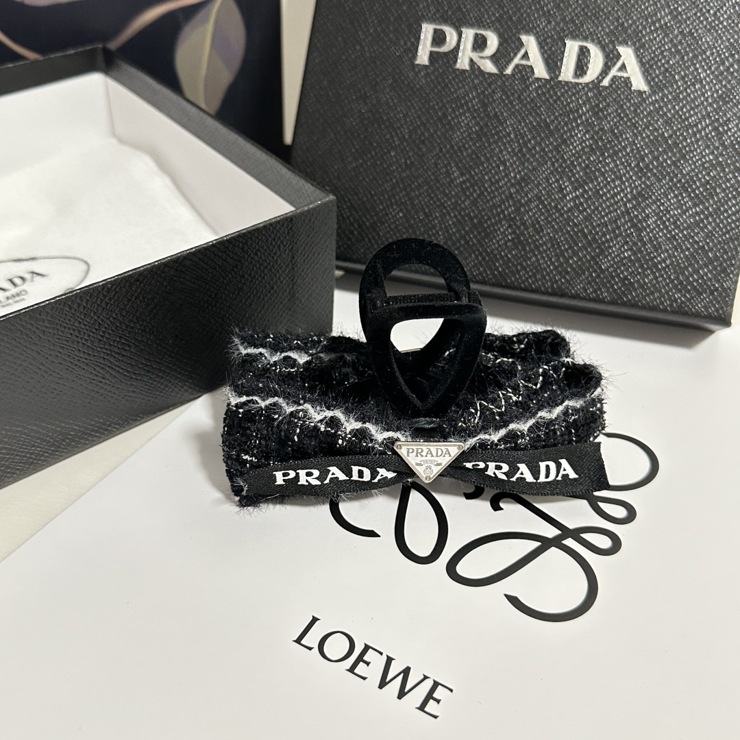 （单个）配专柜包装 
Prada（普拉达）最新爆款来啦✨💫
中古vintage复古五金抓夹
优雅的gir