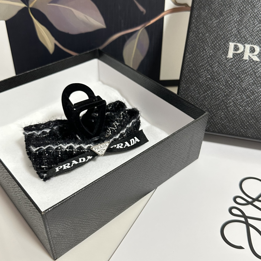 （单个）配专柜包装 
Prada（普拉达）最新爆款来啦✨💫
中古vintage复古五金抓夹
优雅的gir