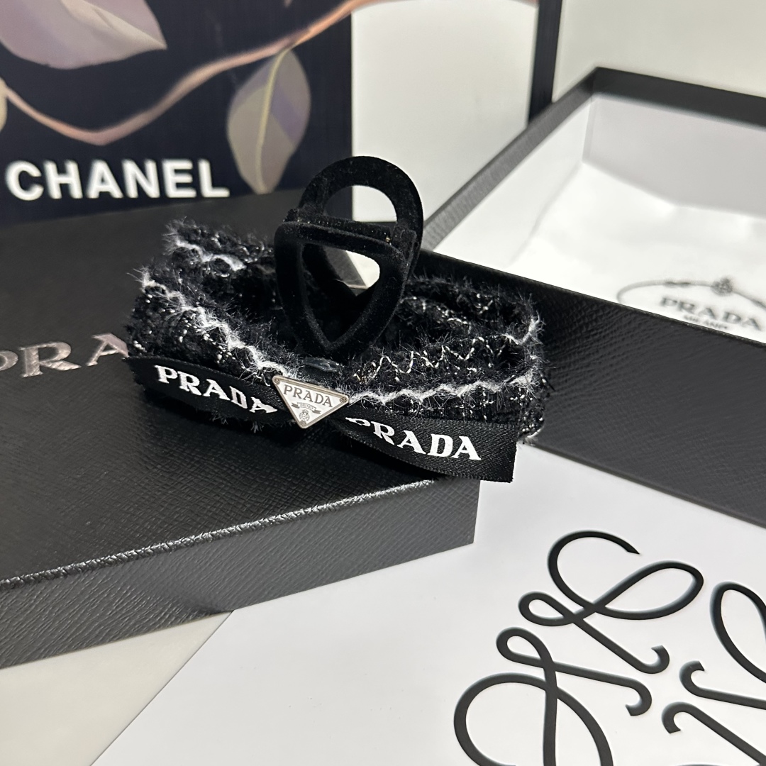 （单个）配专柜包装 
Prada（普拉达）最新爆款来啦✨💫
中古vintage复古五金抓夹
优雅的gir