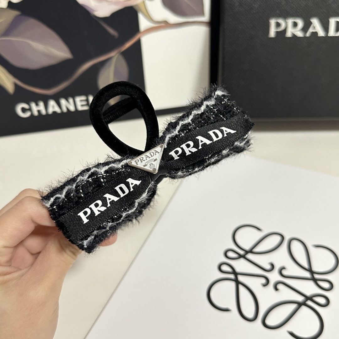 （单个）配专柜包装 
Prada（普拉达）最新爆款来啦✨💫
中古vintage复古五金抓夹
优雅的gir