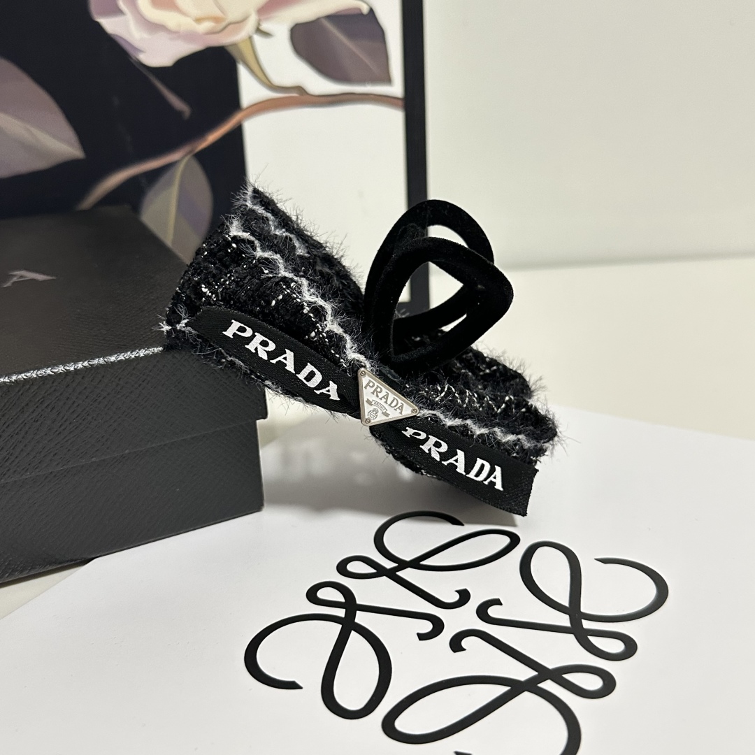 （单个）配专柜包装 
Prada（普拉达）最新爆款来啦✨💫
中古vintage复古五金抓夹
优雅的gir