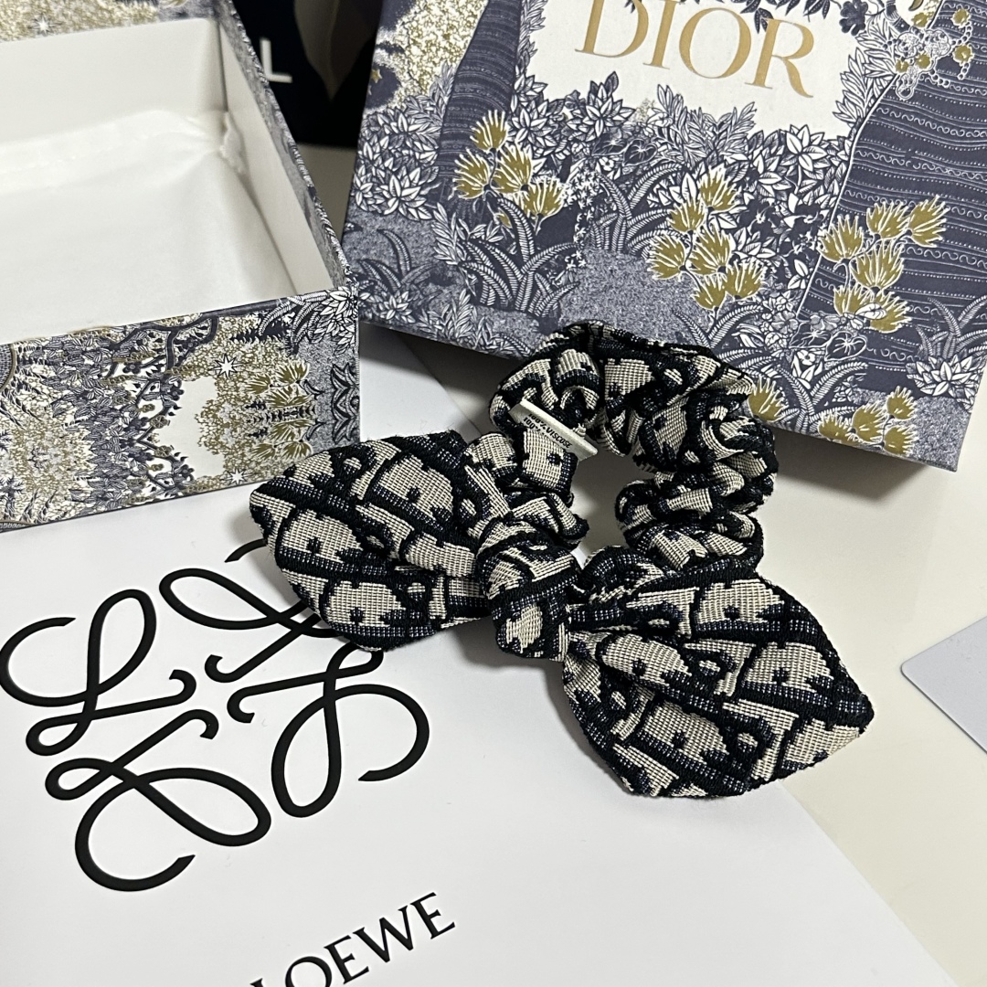  （单个）配全套包装
Dior（迪奥）爆款老花发圈，专柜款出货
一看就特别高档 超级百搭 必须自留
