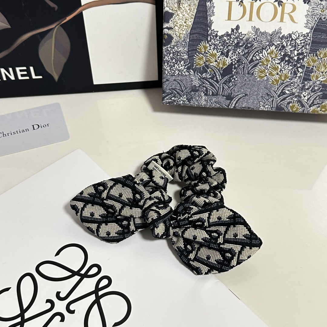  （单个）配全套包装
Dior（迪奥）爆款老花发圈，专柜款出货
一看就特别高档 超级百搭 必须自留