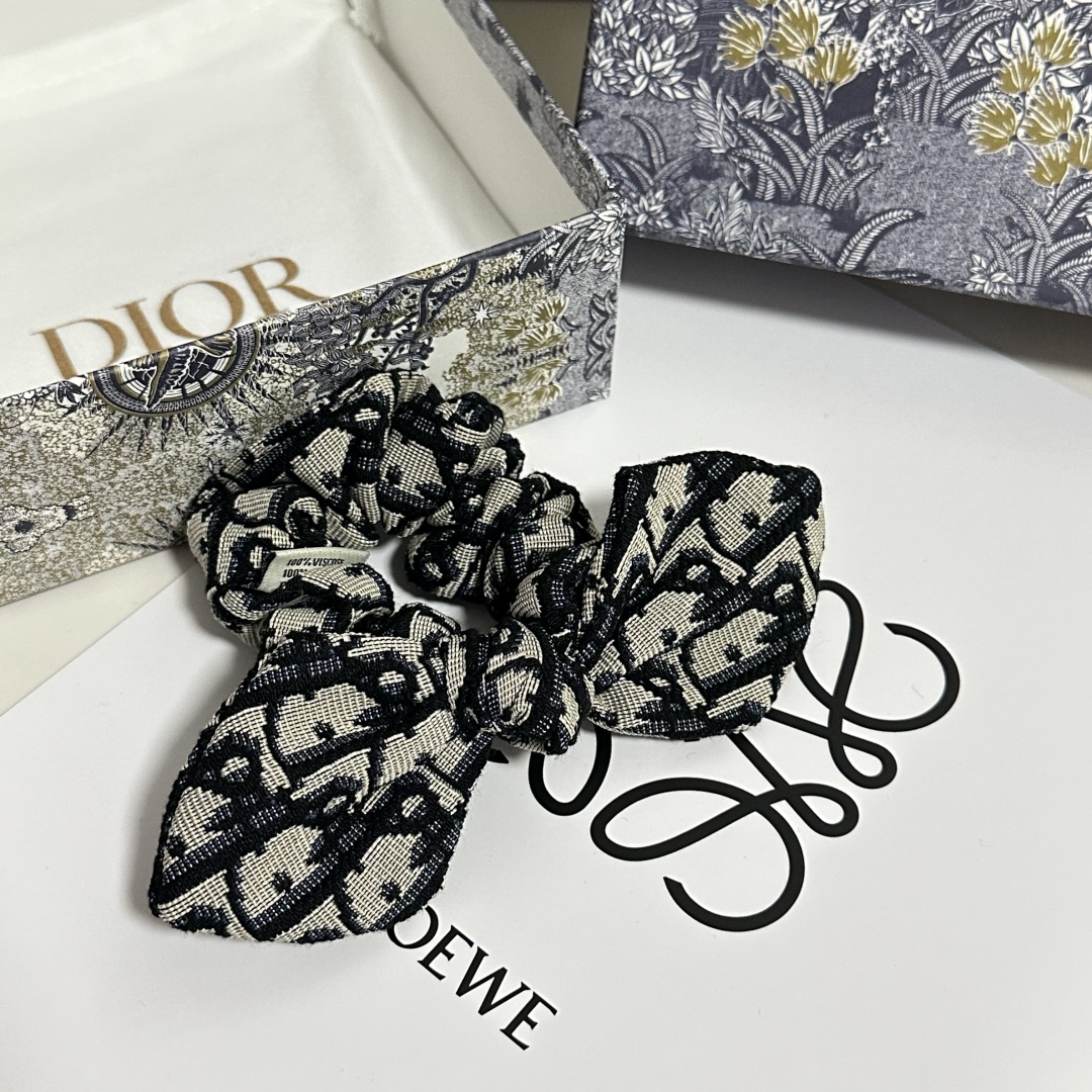  （单个）配全套包装
Dior（迪奥）爆款老花发圈，专柜款出货
一看就特别高档 超级百搭 必须自留