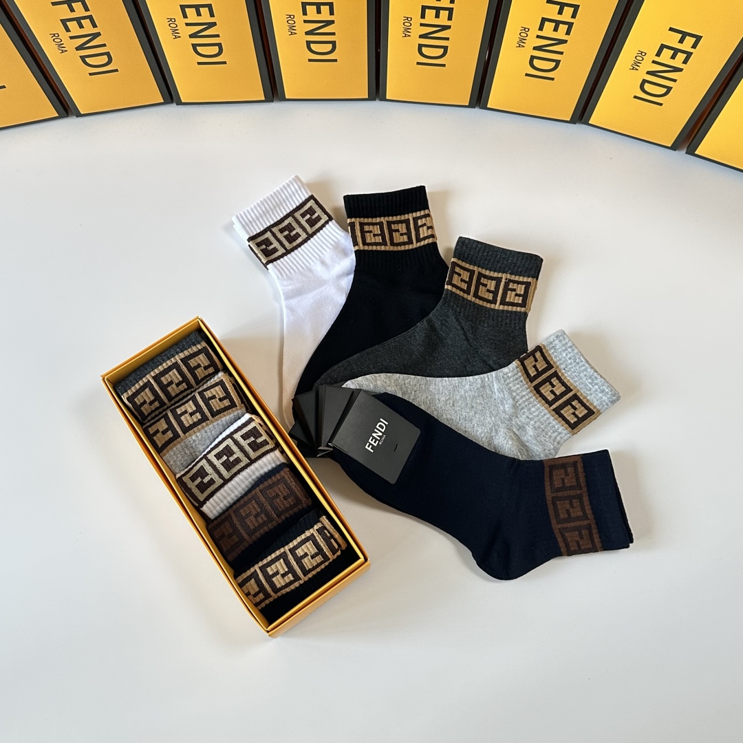  💛配专柜包装
FENDI（芬迪）新款中长款堆堆袜袜子！一盒五双，专柜同步筒袜袜子，💛大牌出街，潮人必备