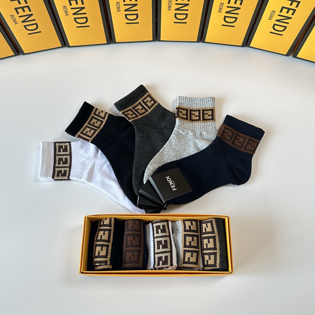  💛配专柜包装
FENDI（芬迪）新款中长款堆堆袜袜子！一盒五双，专柜同步筒袜袜子，💛大牌出街，潮人必备
