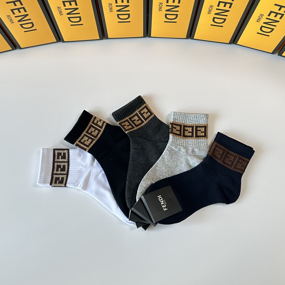  💛配专柜包装
FENDI（芬迪）新款中长款堆堆袜袜子！一盒五双，专柜同步筒袜袜子，💛大牌出街，潮人必备