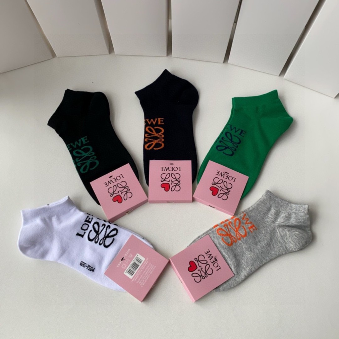  💛配专柜包装
LOEWE（罗意威）新款短袜堆堆袜袜子！一盒五双，专柜同步筒袜袜子，大牌出街，潮人必备。