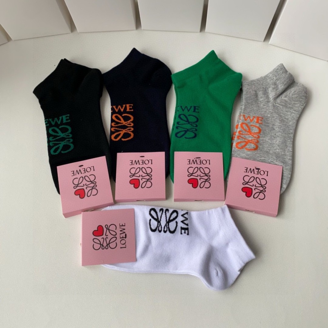  💛配专柜包装
LOEWE（罗意威）新款短袜堆堆袜袜子！一盒五双，专柜同步筒袜袜子，大牌出街，潮人必备。