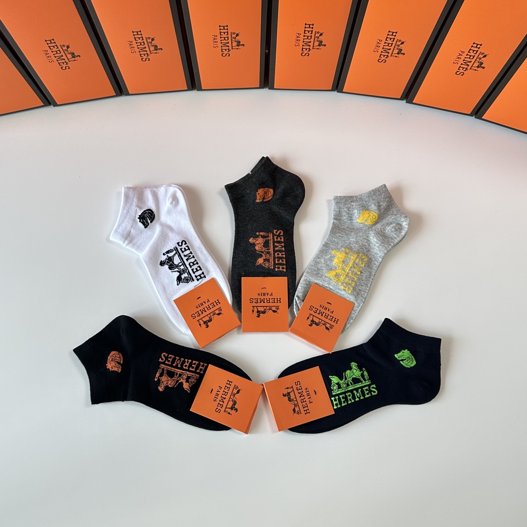 💛配专柜包装
Hermes （爱马仕）新款中短款堆堆袜袜子！一盒五双，专柜同步筒袜袜子，💛大牌出街，潮人