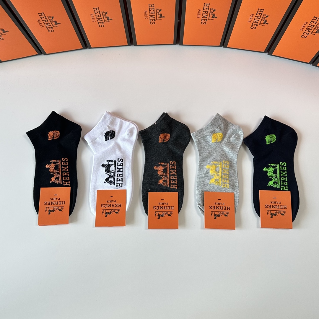 💛配专柜包装
Hermes （爱马仕）新款中短款堆堆袜袜子！一盒五双，专柜同步筒袜袜子，💛大牌出街，潮人