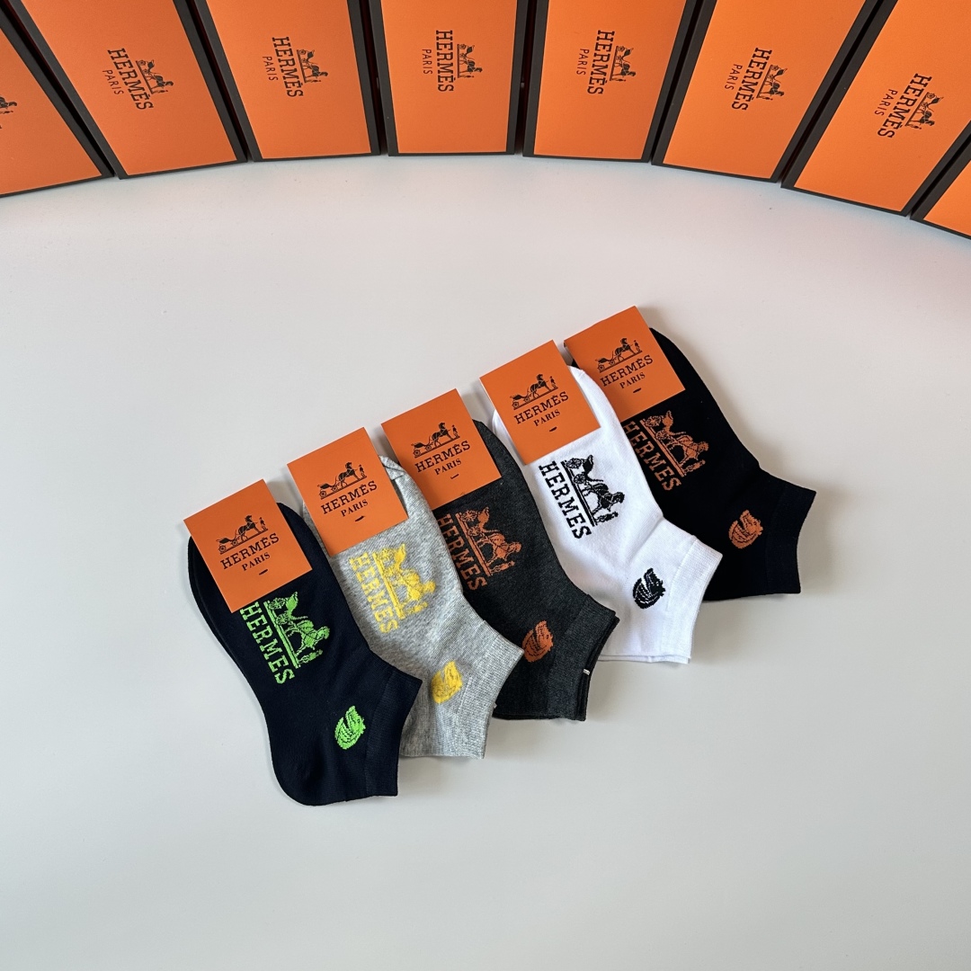 💛配专柜包装
Hermes （爱马仕）新款中短款堆堆袜袜子！一盒五双，专柜同步筒袜袜子，💛大牌出街，潮人