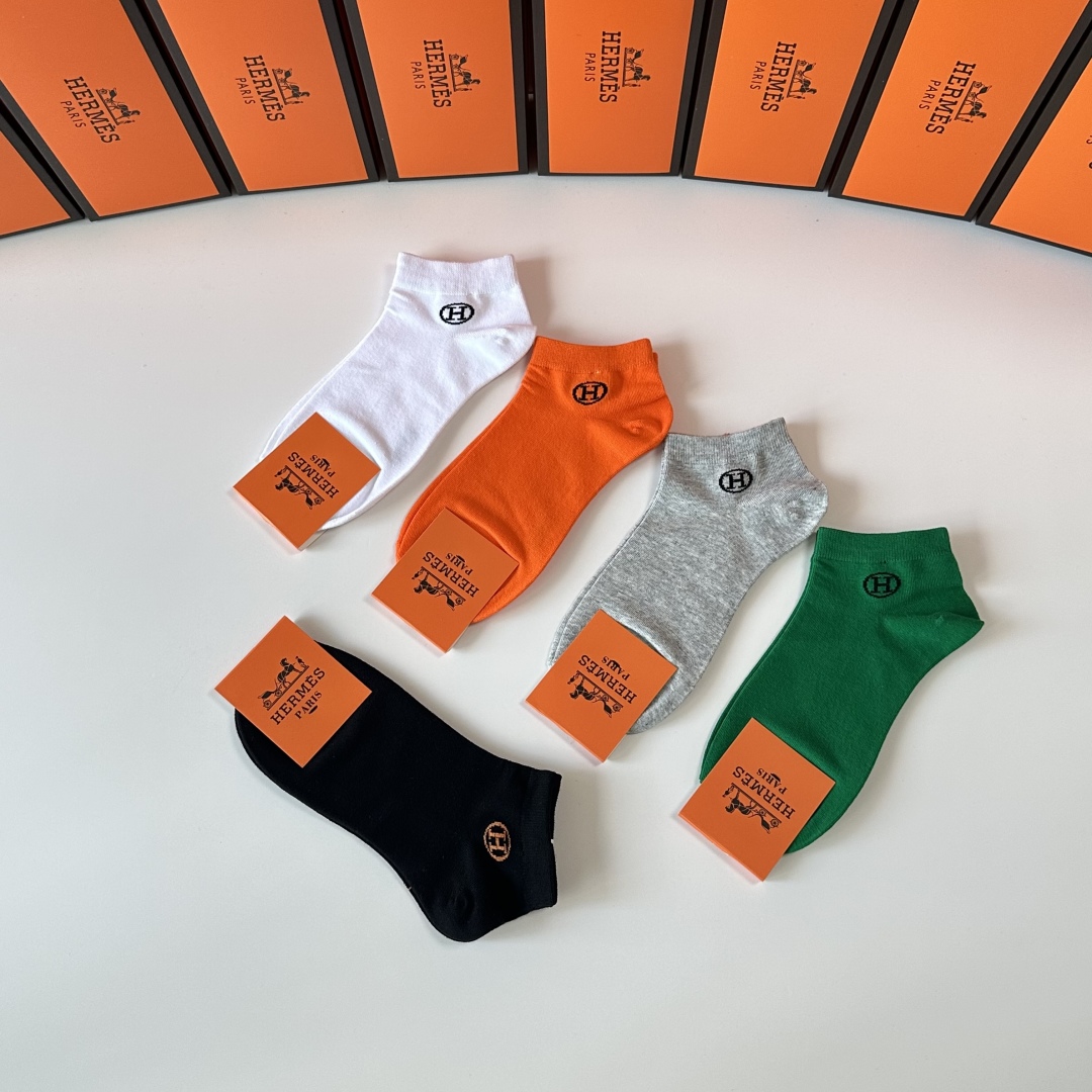💛配专柜包装
Hermes （爱马仕）新款中短款堆堆袜袜子！一盒五双，专柜同步筒袜袜子，💛大牌出街，潮人