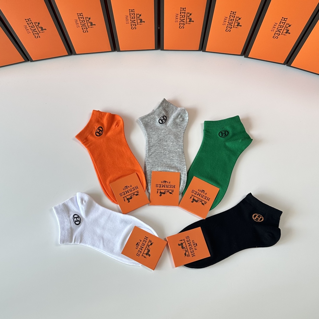 💛配专柜包装
Hermes （爱马仕）新款中短款堆堆袜袜子！一盒五双，专柜同步筒袜袜子，💛大牌出街，潮人