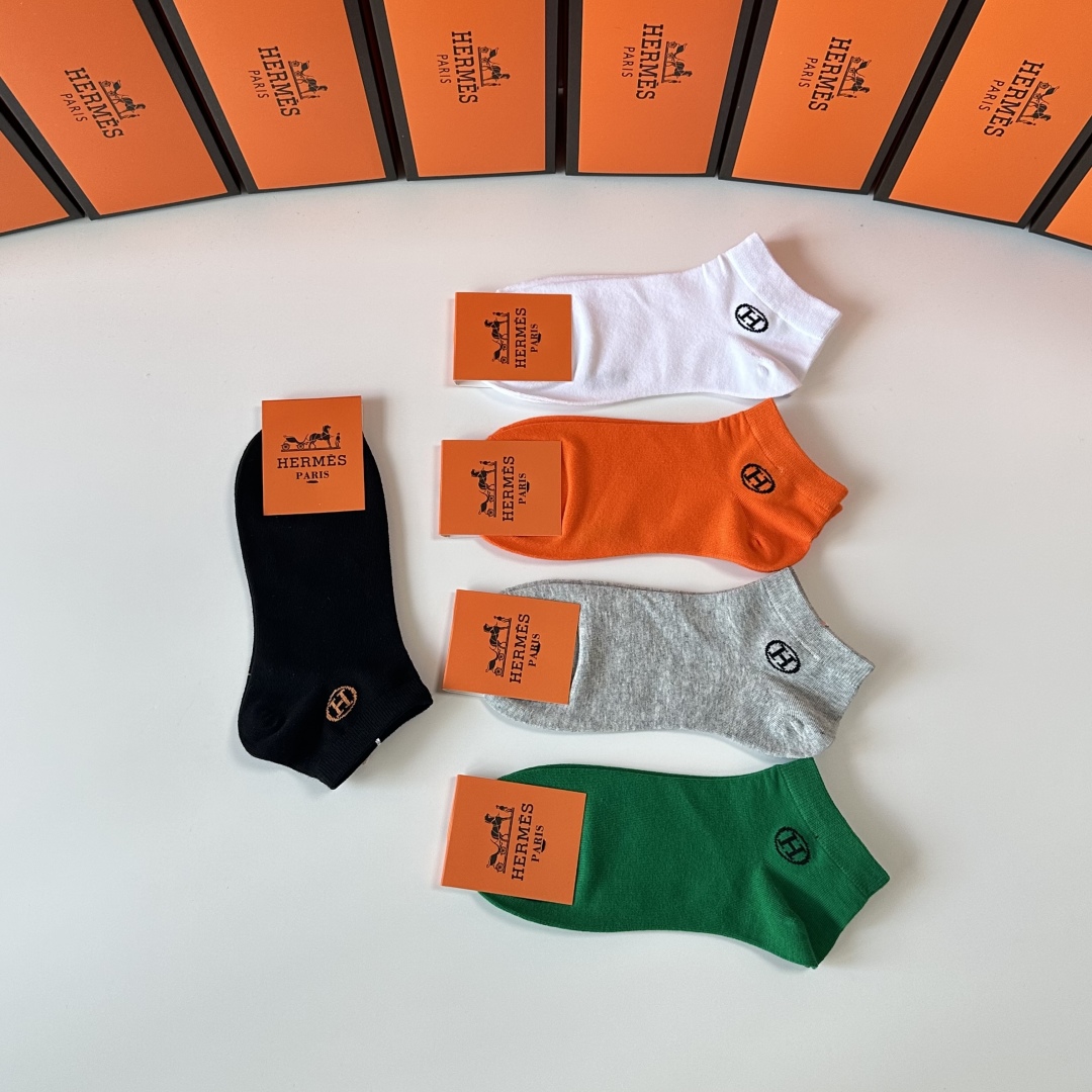 💛配专柜包装
Hermes （爱马仕）新款中短款堆堆袜袜子！一盒五双，专柜同步筒袜袜子，💛大牌出街，潮人