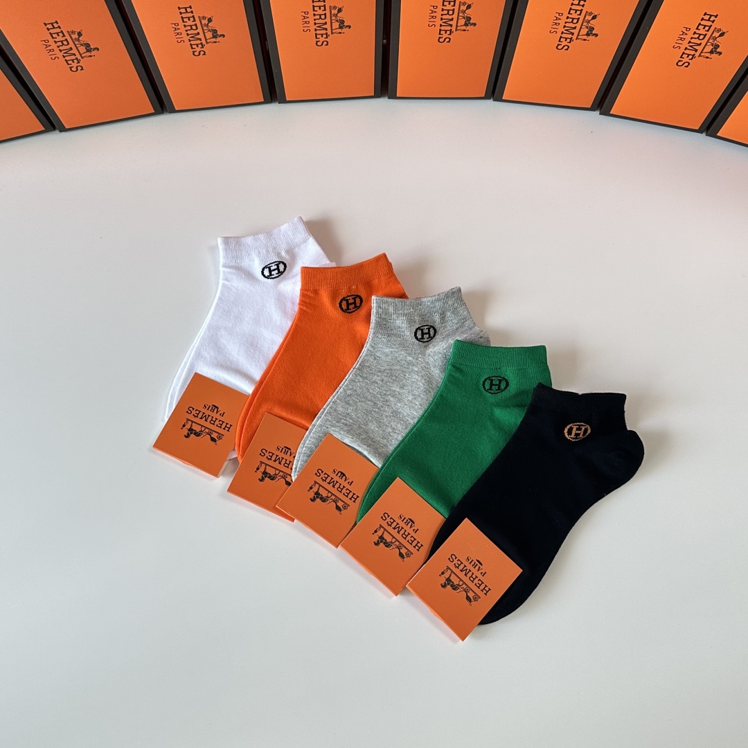 💛配专柜包装
Hermes （爱马仕）新款中短款堆堆袜袜子！一盒五双，专柜同步筒袜袜子，💛大牌出街，潮人