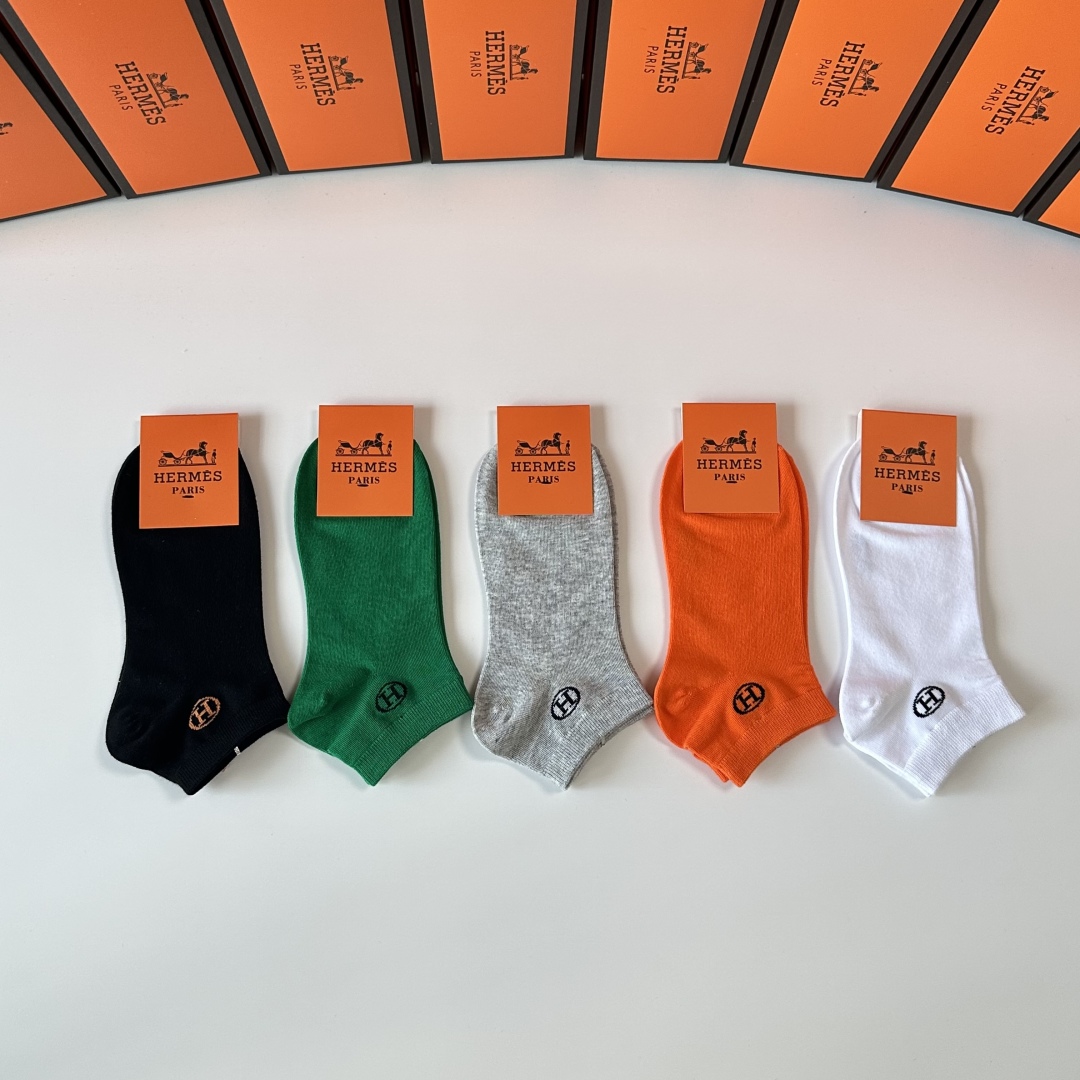 💛配专柜包装
Hermes （爱马仕）新款中短款堆堆袜袜子！一盒五双，专柜同步筒袜袜子，💛大牌出街，潮人