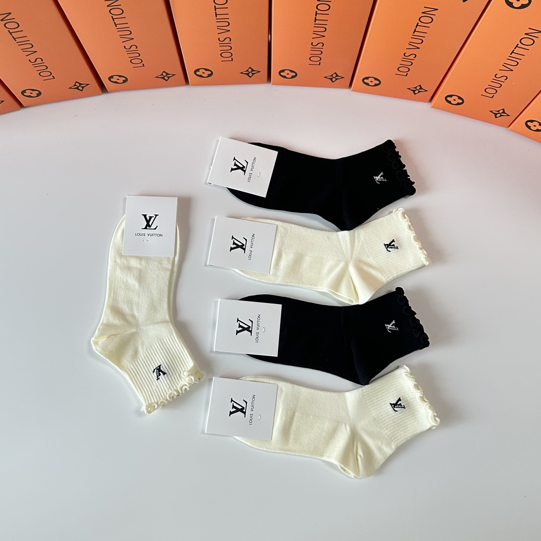  💛配专柜包装
LV（路易威登）新款中长款堆堆袜袜子！一盒五双，专柜同步筒袜袜子，💛大牌出街，潮人必备。