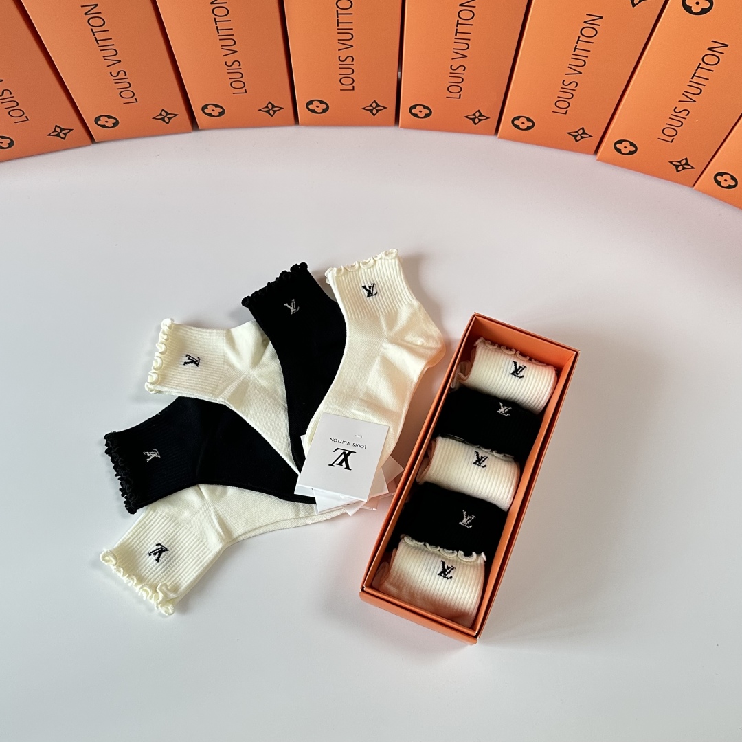  💛配专柜包装
LV（路易威登）新款中长款堆堆袜袜子！一盒五双，专柜同步筒袜袜子，💛大牌出街，潮人必备。