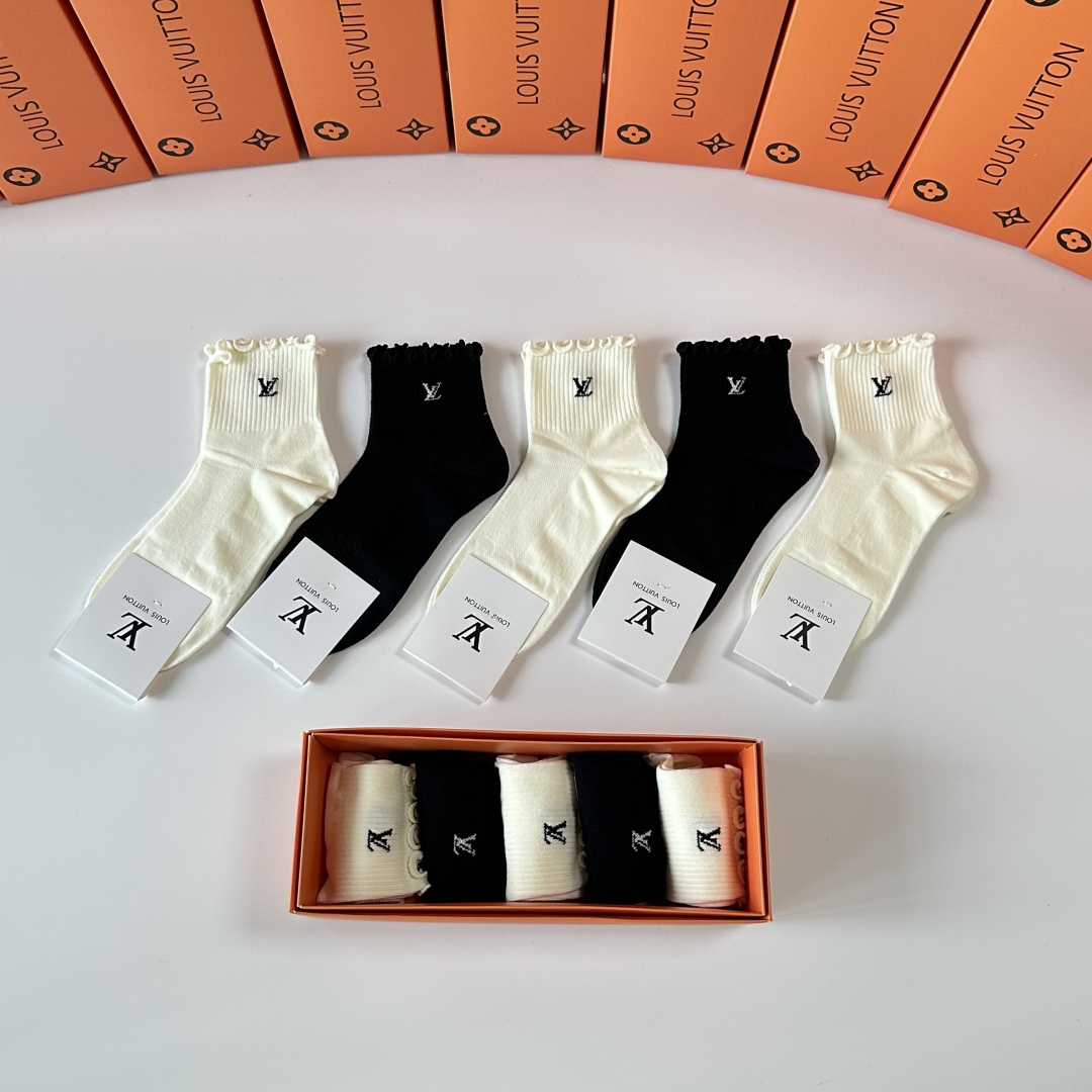  💛配专柜包装
LV（路易威登）新款中长款堆堆袜袜子！一盒五双，专柜同步筒袜袜子，💛大牌出街，潮人必备。