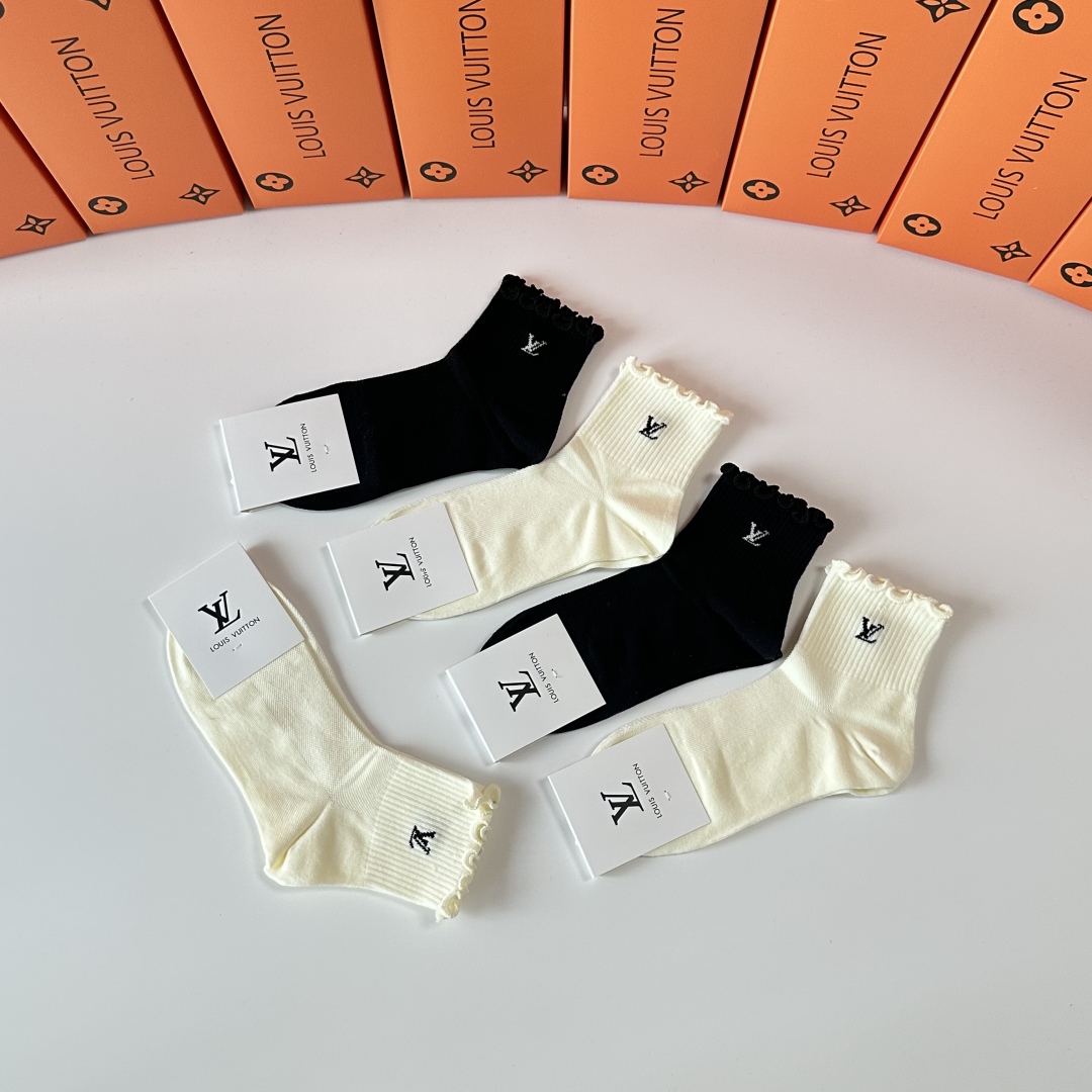  💛配专柜包装
LV（路易威登）新款中长款堆堆袜袜子！一盒五双，专柜同步筒袜袜子，💛大牌出街，潮人必备。