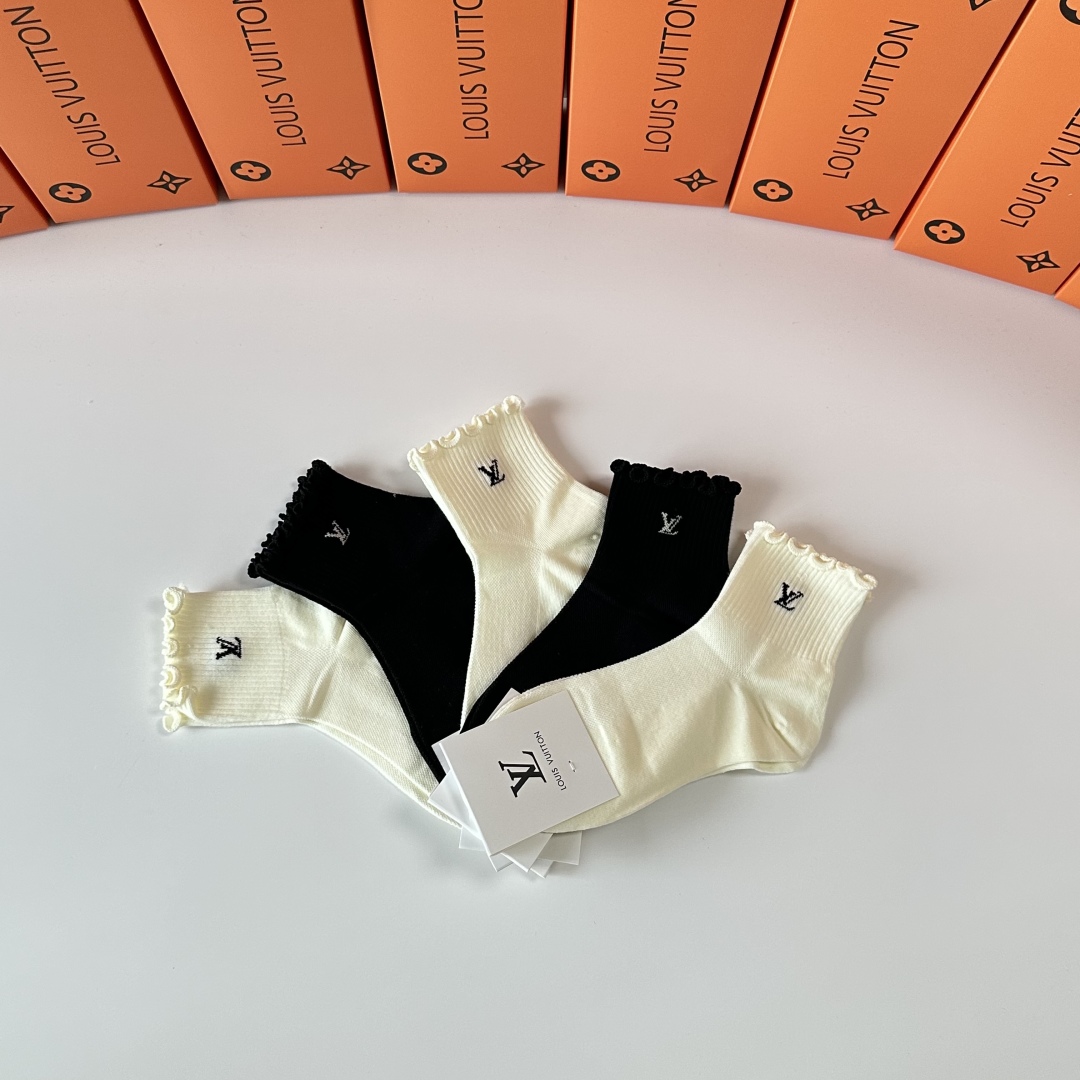  💛配专柜包装
LV（路易威登）新款中长款堆堆袜袜子！一盒五双，专柜同步筒袜袜子，💛大牌出街，潮人必备。