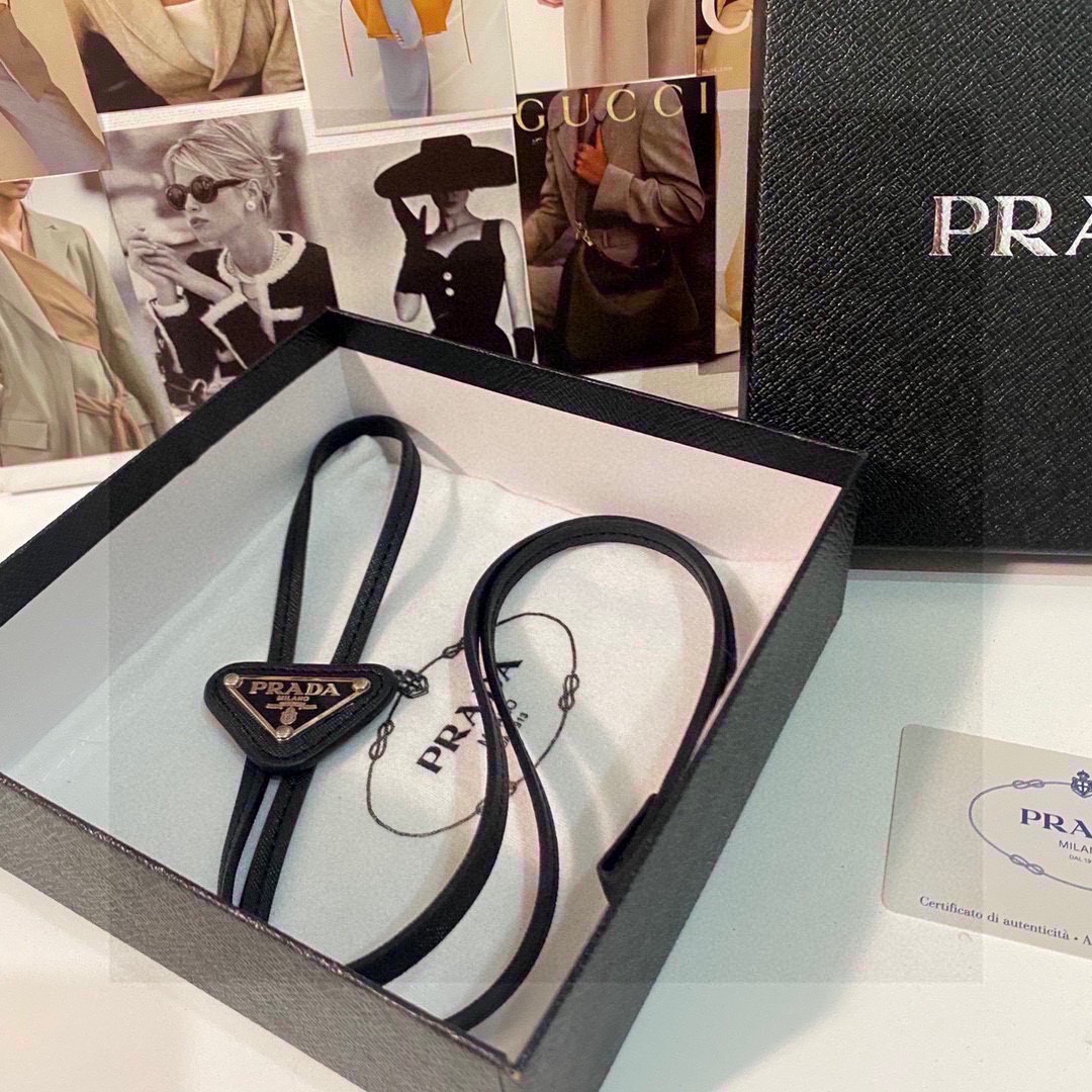  配全套包装
PRADA（普拉达）爆款百搭P家领带 
时髦精  人手必备的一条搭配神器