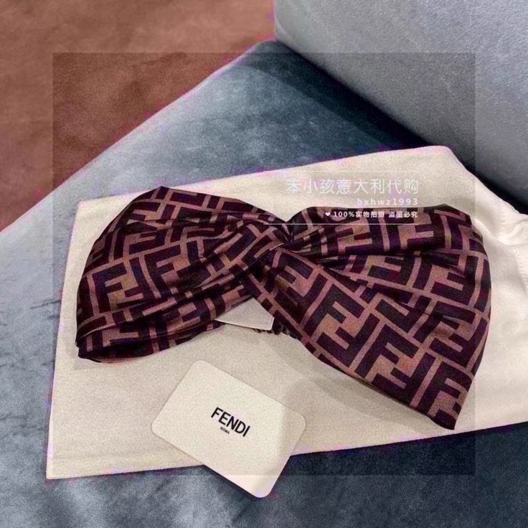  配专柜包装
Fendi（芬迪）FF棕色官网爆款发带 多功能时尚束发头饰
时尚名媛风 人手必备#