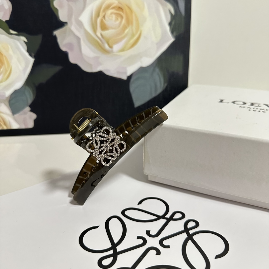 （单个）配专柜包装 
Loewe（罗意威）中古vintage复古捷克钻抓夹
优雅的girl值得入手 非常
