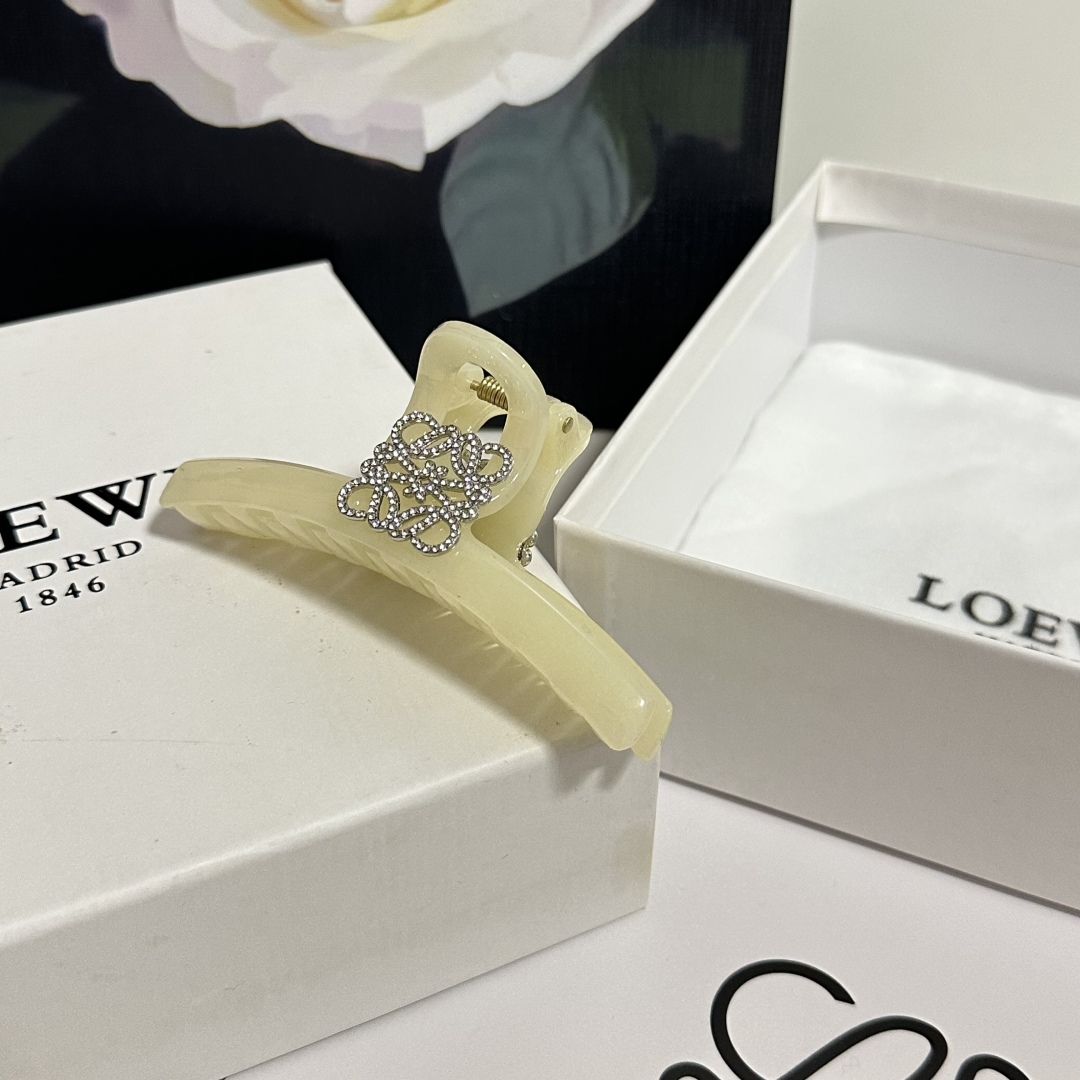 （单个）配专柜包装 
Loewe（罗意威）中古vintage复古捷克钻抓夹
优雅的girl值得入手 非常
