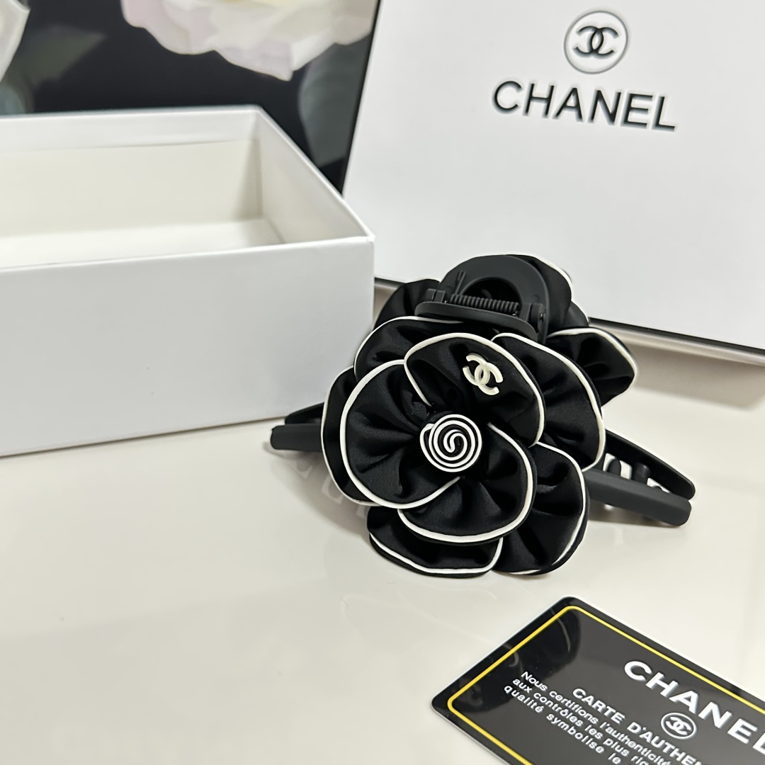 （单个）配专柜包装 
CHANEL（香奈儿）最新山茶花爆款来啦✨💫
中古vintage复古五金抓夹
优雅
