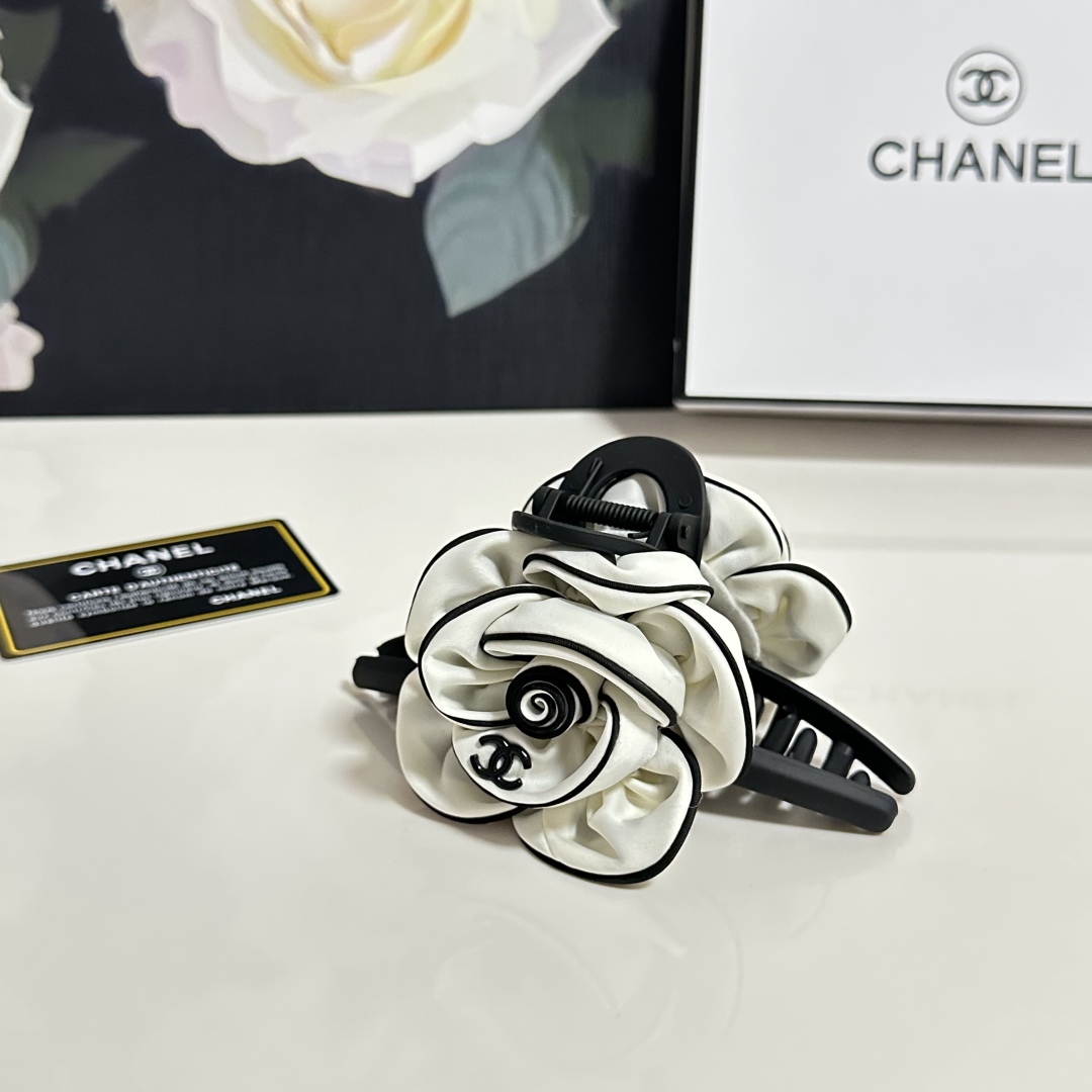 （单个）配专柜包装 
CHANEL（香奈儿）最新山茶花爆款来啦✨💫
中古vintage复古五金抓夹
优雅