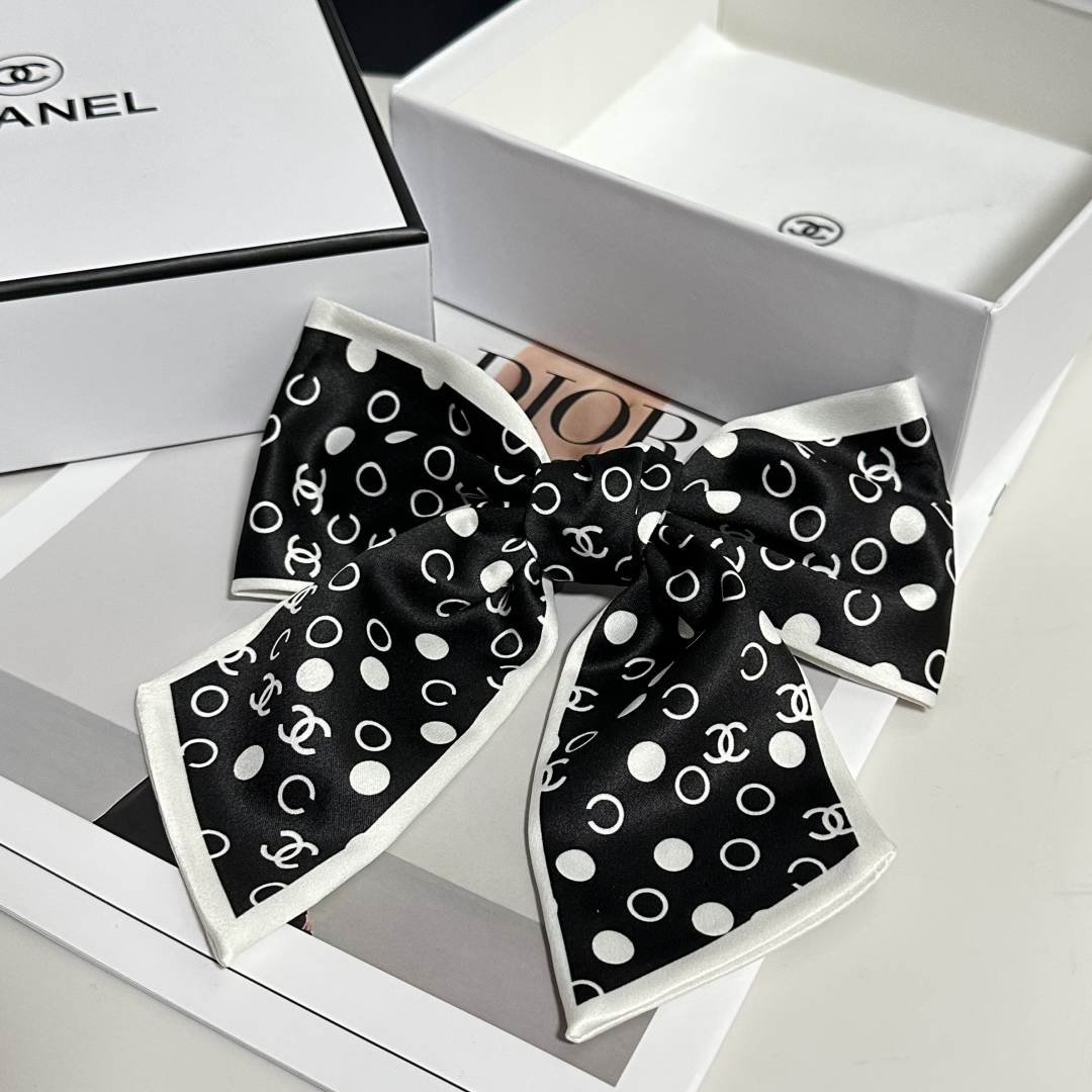  配专柜包装
Chanel（香奈儿）最新蝴蝶结中古发夹#
信我！人手必备的单品 这件必须买
洋气神仙颜值